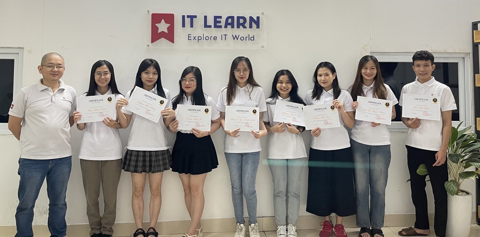 Lễ tốt nghiệp khóa Manual Testing IT LEARN — học viên cùng giảng viên