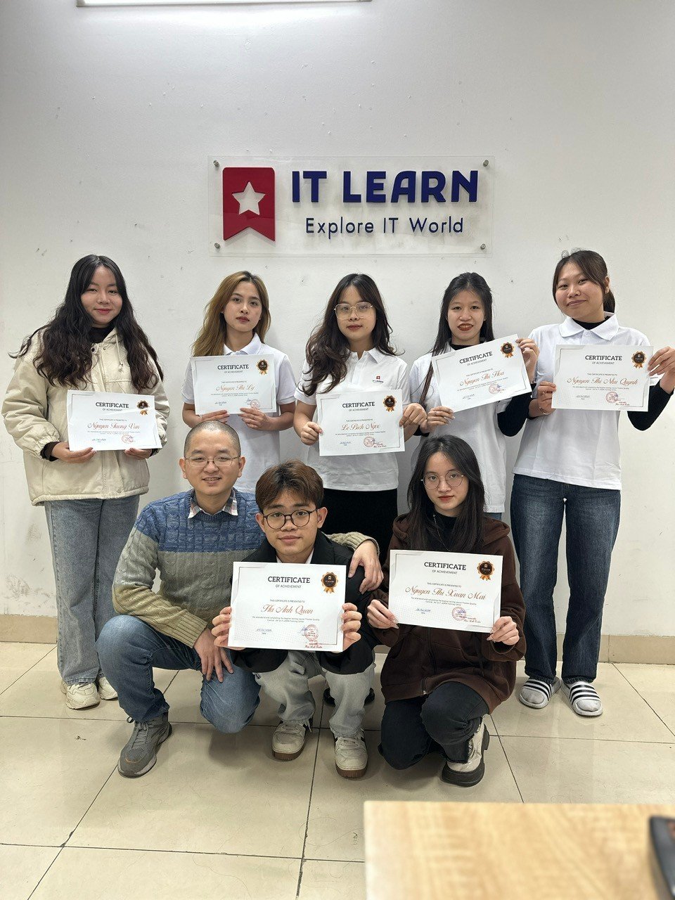 Lễ trao chứng chỉ khóa K4 tại văn phòng IT LEARN — học viên cùng giảng viên
