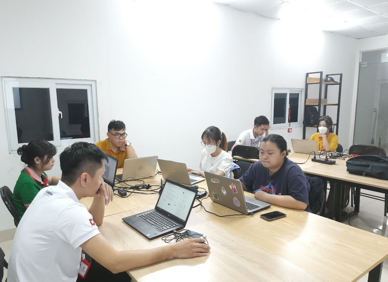 Lớp thực hành Tester buổi tối tại IT LEARN — mỗi học viên 1 laptop làm bài