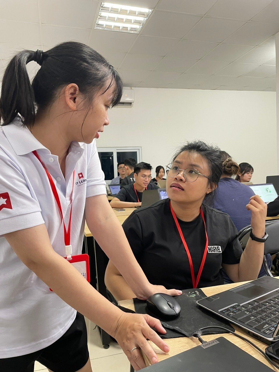 Mentor IT LEARN hướng dẫn 1-1 cho học viên trong buổi thực hành API testing
